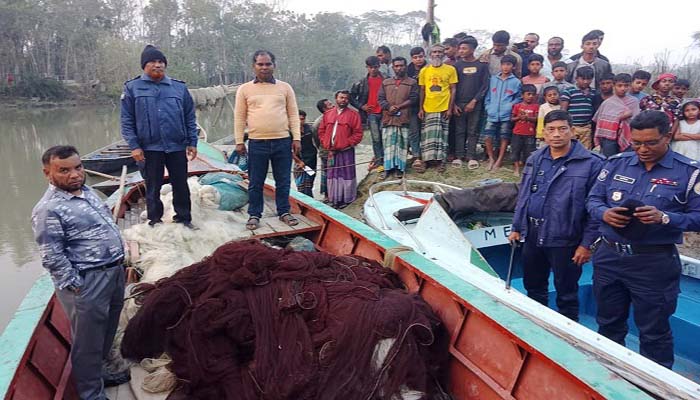 বাবুগঞ্জে বিপুল পরিমাণ অবৈধ জাল জব্দ